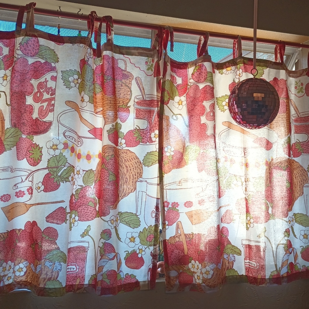 Urban Outfitters Sweet Strawberry Cafe Curtains - Picture 4 of 7